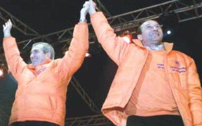 Decembrie 2004. Băsescu şi Tăriceanu, pe vremea când purtau amândoi portocaliu