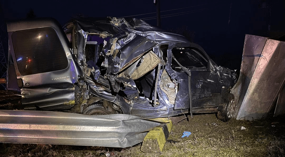 Au scăpat miraculos cu viață după ce i-a lovit trenul. Accident feroviar în Ialomița, soldat cu doi răniți