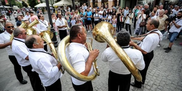 Parada Fanfarei de la Cozmeşti pe Pietonala Nicolae Bălcescu din Sibiu
