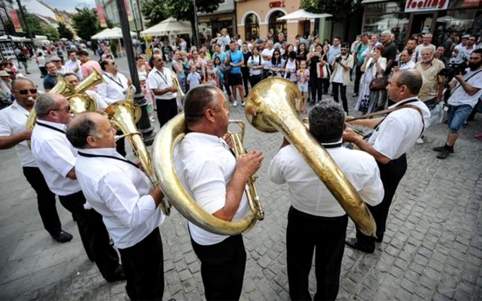 Parada Fanfarei de la Cozmeşti pe Pietonala Nicolae Bălcescu din Sibiu