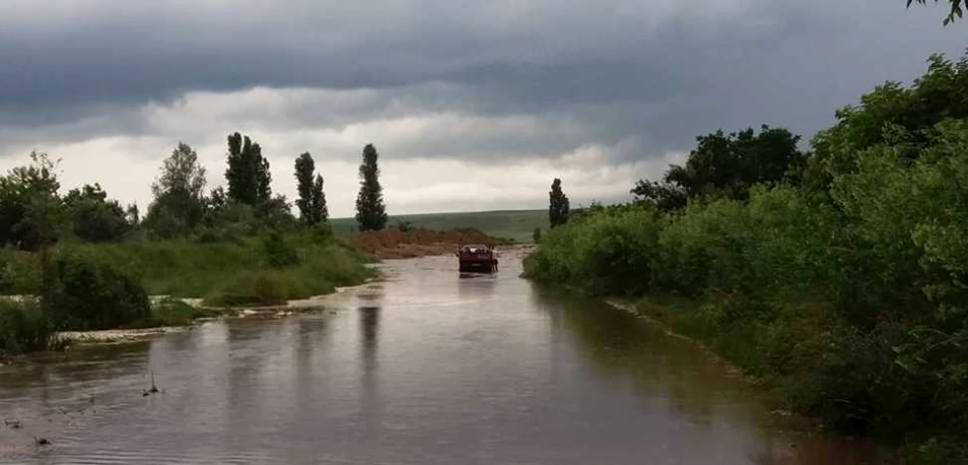 Inundaţii la Galaţi. DN 26 a fost parţial închis după ce carosabilul a fost acoperit de apă şi aluviuni în zona localităţilor Vlădeşti şi Slobozia Oancea