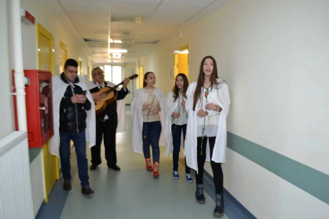 Femeile de la Maternitatea Bacău au primit flori de la Asociaţia Eurocivica