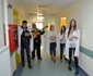 Femeile de la Maternitatea Bacău au primit flori de la Asociaţia Eurocivica
