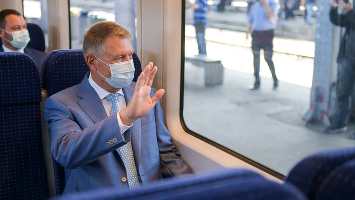 Preşedintele ţării le-a făcut cu mâna celor aflaţi pe peronul din Gara de Nord 