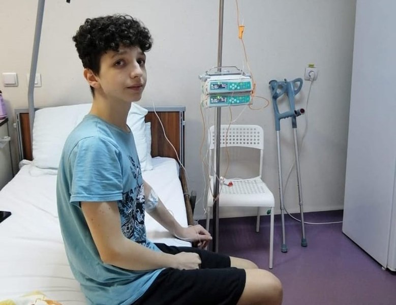 Destinul crunt al lui David, un adolescent de 16 ani. A fost răpus de cancer, după ce și-a pierdut tatăl