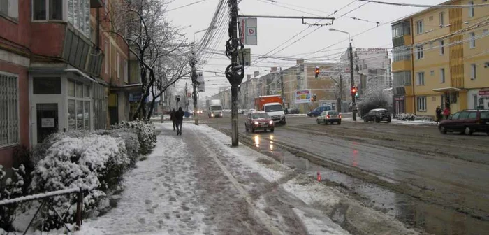 Zăpada s-a topit pe străzi, dar pe trotuare pietonii încă mai riscă să alunece
