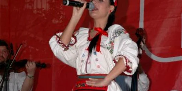 Bistriţa : Cristina Retegan, psihologul de pe scenă (PORTRET)