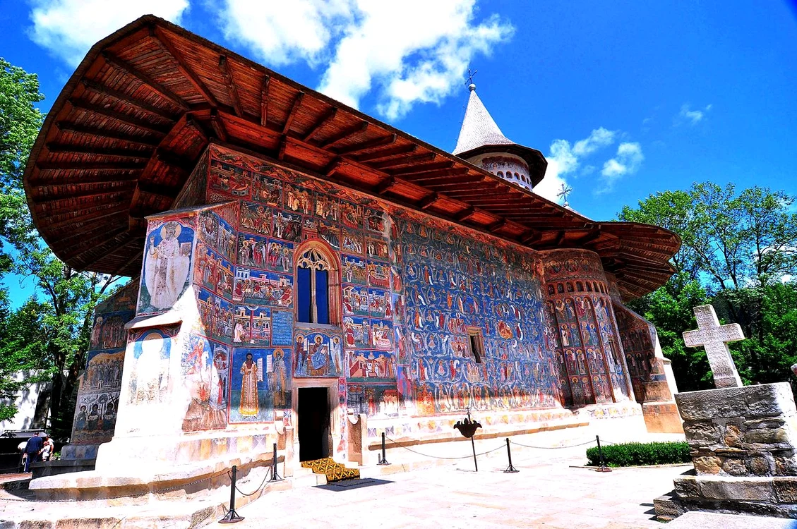1280px biserica voronet 2 jpg jpeg