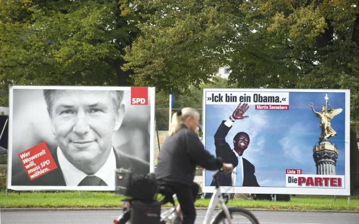 Campanie electorală în Berlin: în stânga Partidul Social Democrat, în dreapta candidatul Die Partei, Martin Sonneborn, făcut să semene cu Barack Obama FOTO AFP