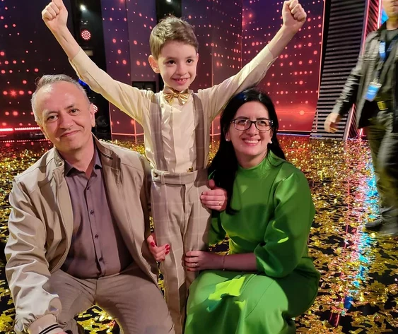 Rareș Prisacariu, alături de părinți. FOTO ProTV