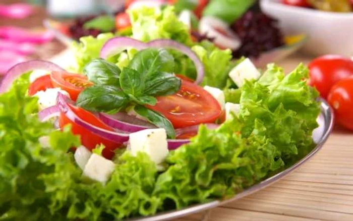 Anumite
 ingrediente nu sunt potrivite pentru a fi adăugate în salate, deoarece 
îţi pot afecta sănătatea şi pot determina acumularea kilogramelor în 
plus.