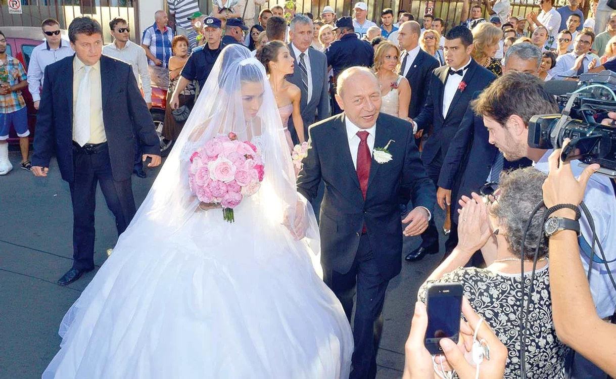 
    Elena, fiica cea mică  a lui Traian Băsescu, s-a  căsătorit pe 1 septembrie,  acum patru ani. Vineri,  și-a anunțat despărțirea  de Bogdan Ionescu, așa  cum v-a prezentat Click!  
