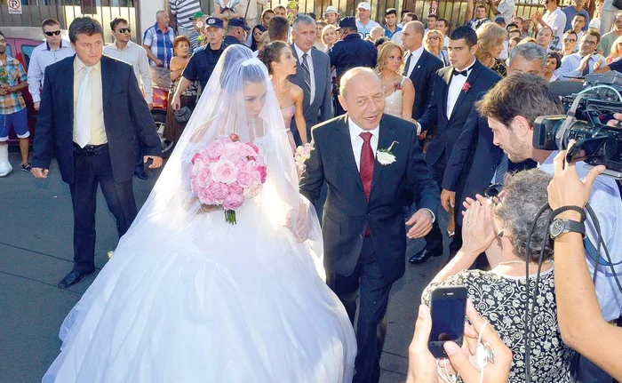 Elena, fiica cea mică a lui Traian Băsescu, s-a căsătorit pe 1 septembrie, acum patru ani. Vineri, și-a anunțat despărțirea de Bogdan Ionescu, așa cum v-a prezentat Click!