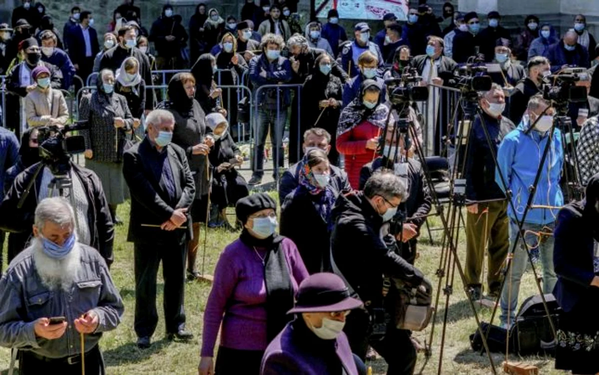 Aproximativ 1.000 de oameni au participat la funeraliile IPS Pimen, în plină pandemie de coronavirusImagine: Adevărul