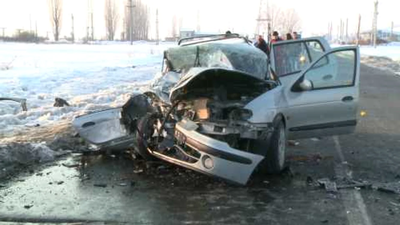 O femeie a murit şi alte două persoane au ajuns la spital în urma unei depăşiri nereuşite a unui BMW