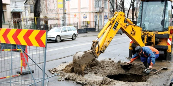 Societăţile ieşene sunt harnice la săpat, dar leneşe la astupat