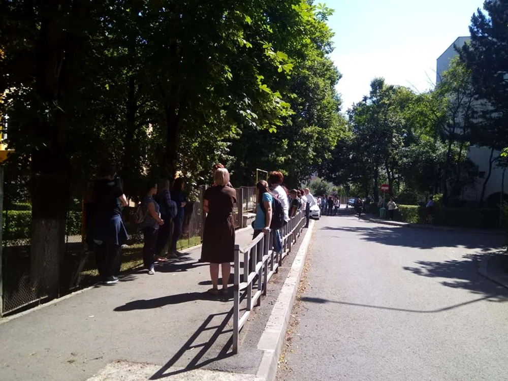Părinţi aşteptându-şi copii în faţa Şcolii Ion Creangă din Cluj şi discutând cu elevii care au ieşit de la examen FOTO Florina Pop