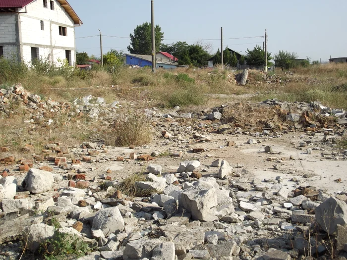 Ruinele în locul lagărului de la Peninsula FOTO Mariana Iancu