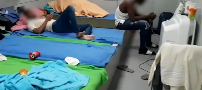 Dmitri a dormit pe jos, într-o cameră din aeroport FOTO Captură video/ CNN
