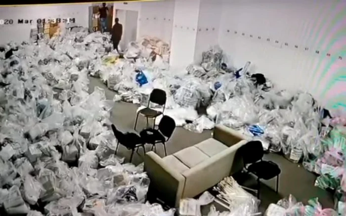 Jandarmii spun că sacii cu voturi au fost păziți și că în incintă nu au intrat persoane neautorizate