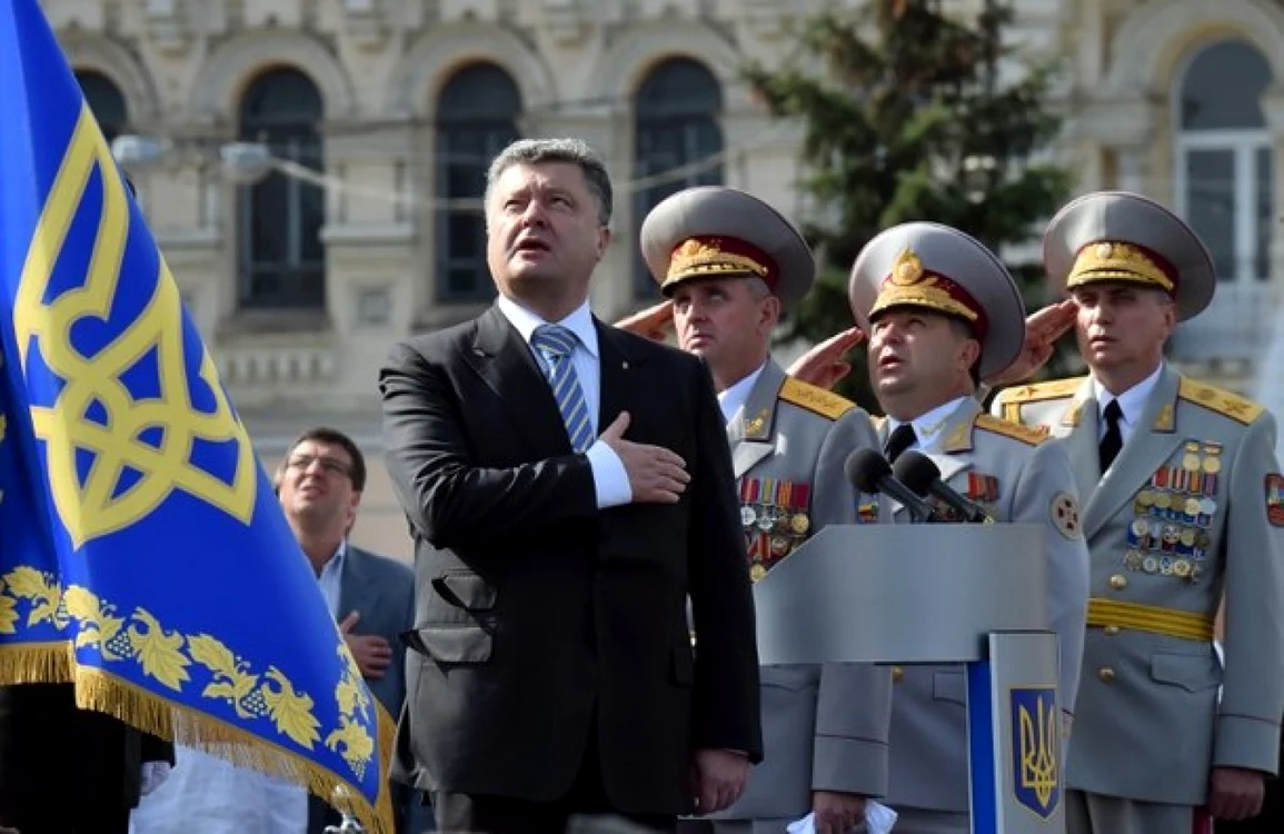 de Yiua Independenţei, preşedintele Poroşenko a promis mai mulţi bani pentru armată FOTO AFP