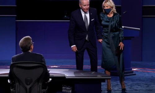 Joe Biden a fost susținut în timpul dezbaterii de către soția sa, Jill  jpeg