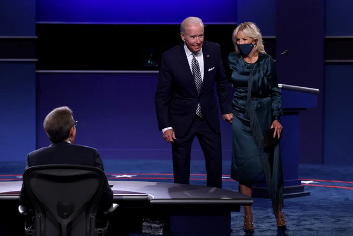 Joe Biden a fost susținut în timpul dezbaterii de către soția sa, Jill