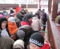 Înghesuială la aghiasmă
