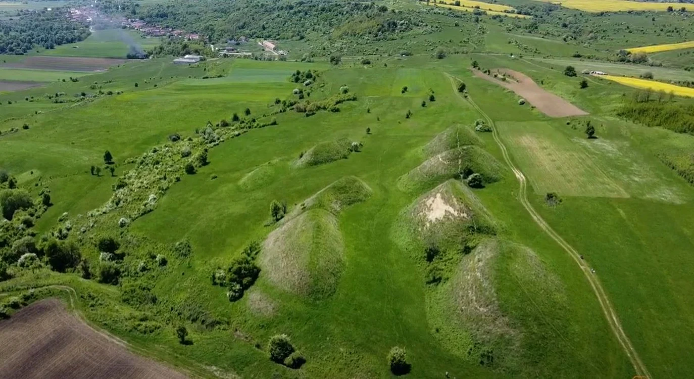 Movilele de la marginea satului Şona sunt încă o enigmă / Foto: Captură video
