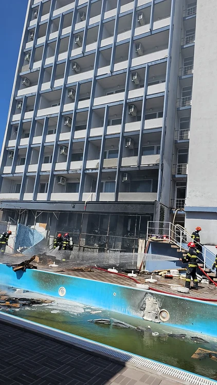 Incendiu Hotel Parc FOTO Nicu Busurica (Ziua de Constanța)