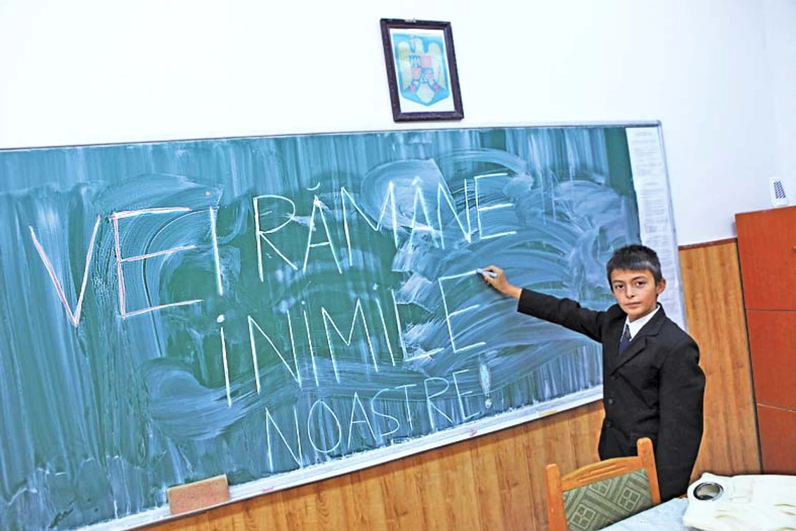 Colegii i-au scris  un mesaj pe  tablă lui Edu