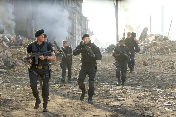 
    Actorul a scos la licitaţie  sute de articole de  îmbrăcăminte  