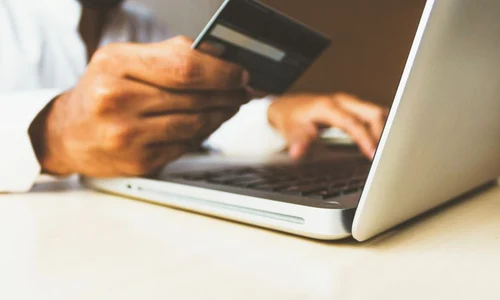 În Vinerea Neagră majoritatea românilor care vor cumpăra de la reduceri vor plăti online, cu cardul jpeg