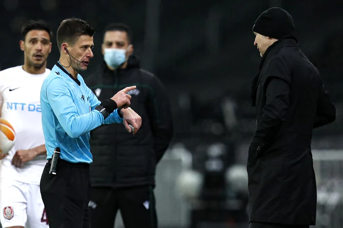 
    Arbitrul francez Benoit Bastien a pierdut controlul meciului dintre CFR Cluj și Young Boys Berna. A dat 3 cartonașe roșii și un penalty gratuitSursa foto: EPA/EFE  