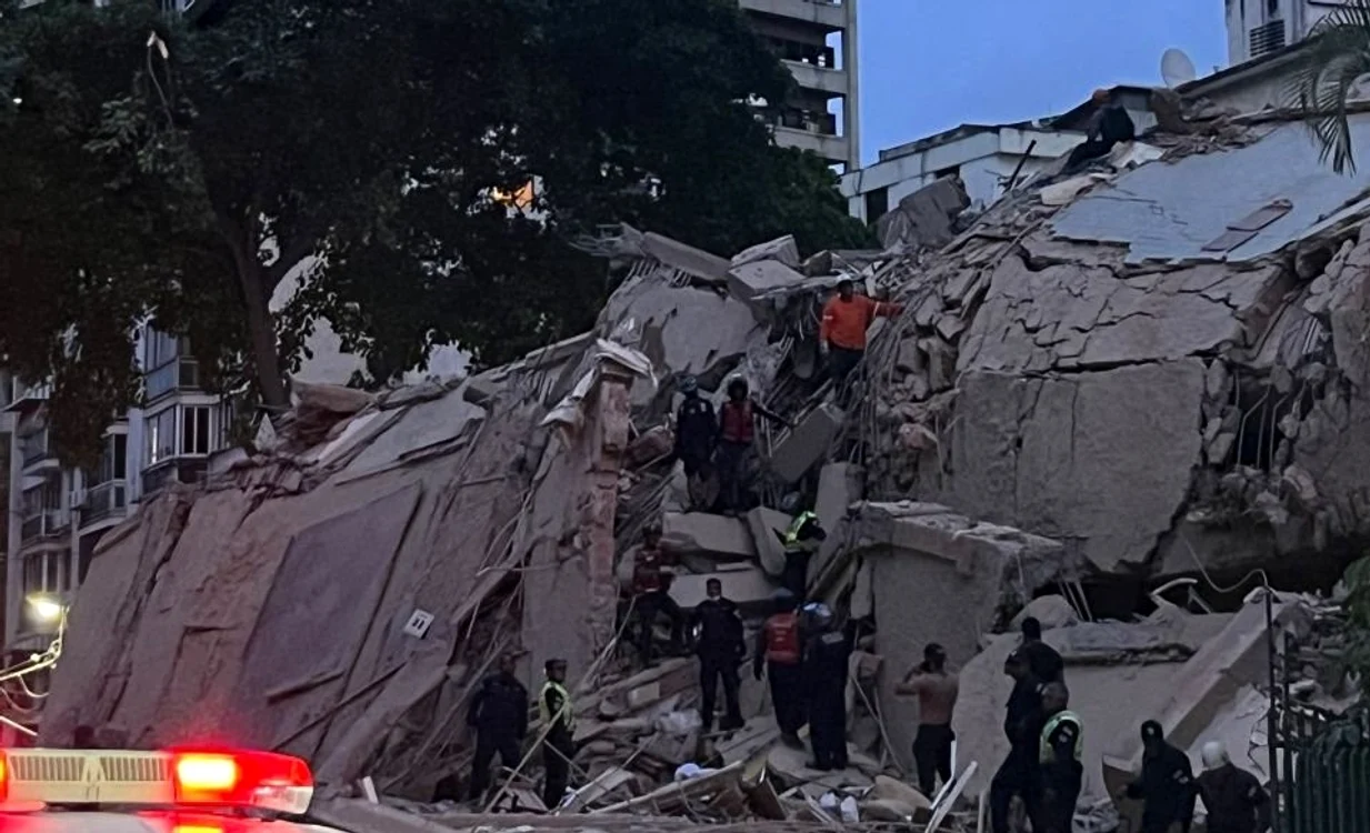 Luptă contra-cronometru pentru a scoate oamnii de sub dărâmaturi/FOTO:X