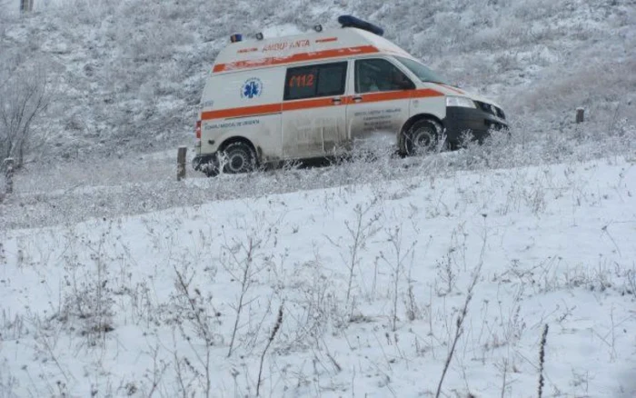 O ambulanţă s-a deplasat cu dificultate la locul accidentului FOTO Adevărul