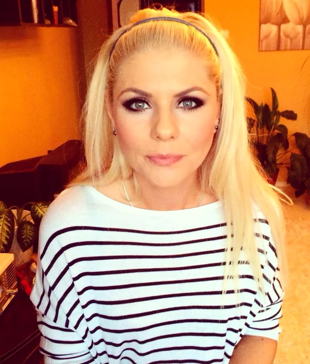 
    Adina ne-a deschis uşile localului pe care l-a deschisFoto Click! de la Prima Tv  