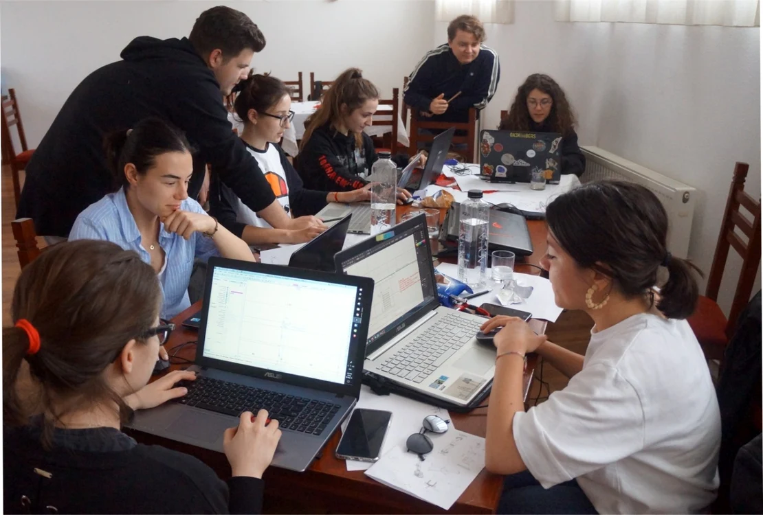 Studenţii de la Urbanism a proiectat spaâiile de joacă din Ciugud