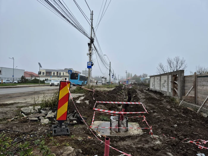 Fără trotuare și transport, locuitorii depind de presiune civică. FOTO: Facebook