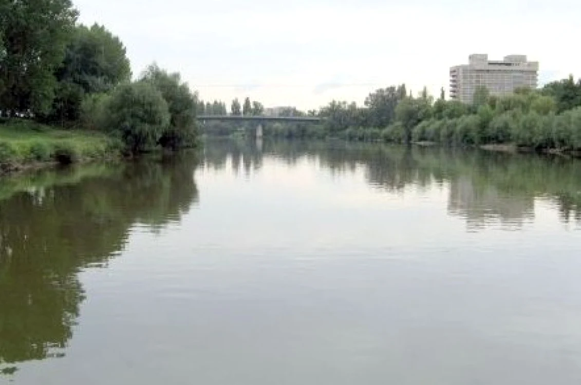 Fântâna va fi amplasată între piciorul podului Decebal şi primul pod de
pontoane de lângă