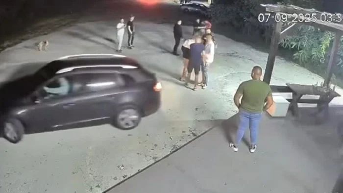 Şoferul, beat şi drogat, a intrat în plin în grupul de tineri. FOTO: cameră de supraveghere trafic