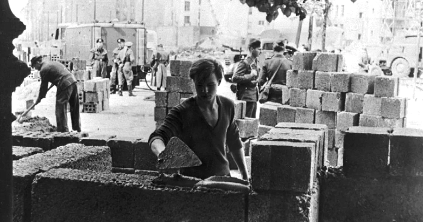 Fotografie din ziua de 13 august, în care berlinezii s-au trezit că soldaţii din RDG au început să construiască un zid între cele două zone ale oraşului FOTO AP