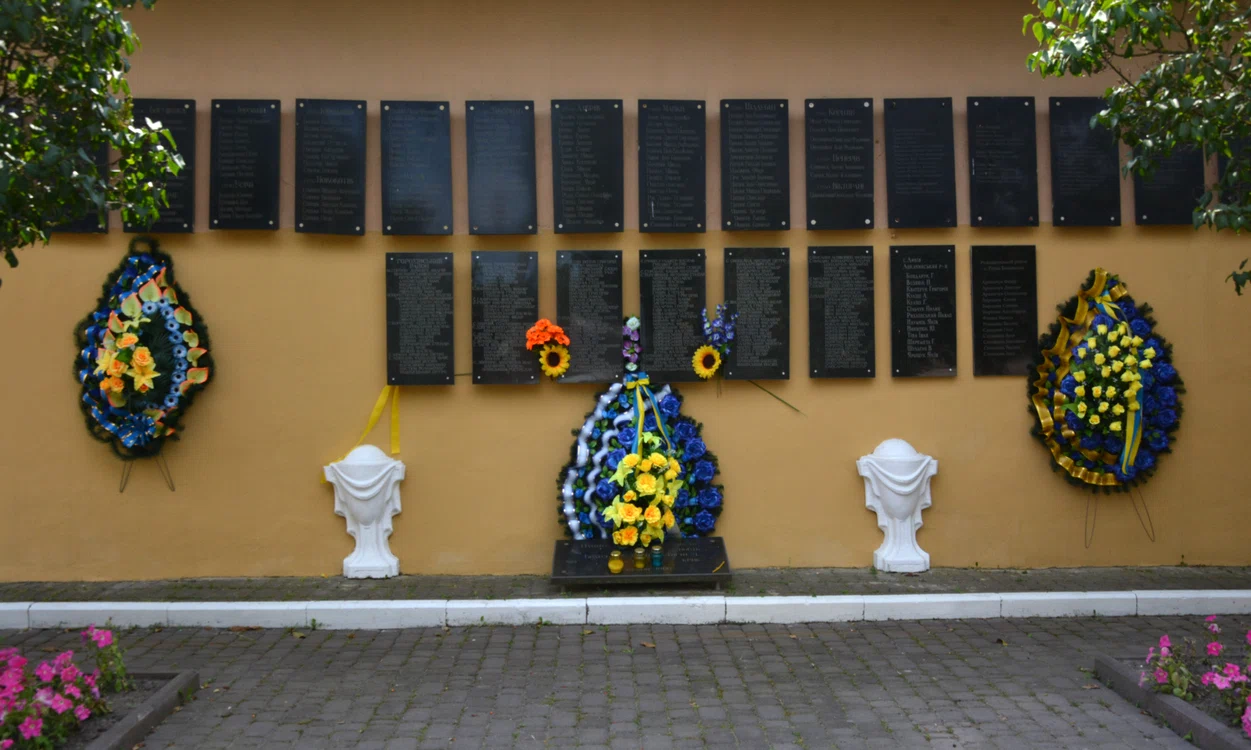 Memorialul victimelor NKVD de la Lutsk FOTO wikipedia