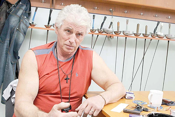 Marele actor se  consideră păcălit prin  contractul pe  care l-a semnat