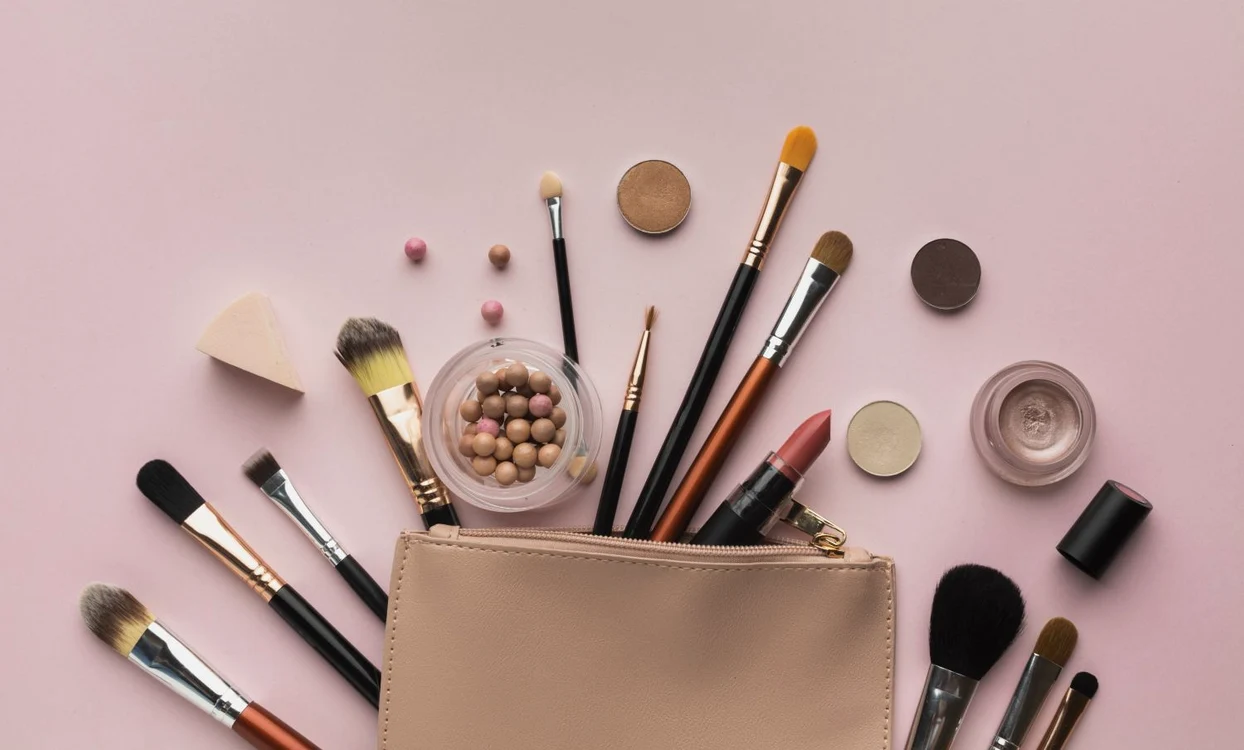 Produse de înfrumusețare accesibile care te vor ajuta să obții un look perfect / Foto: Freepik