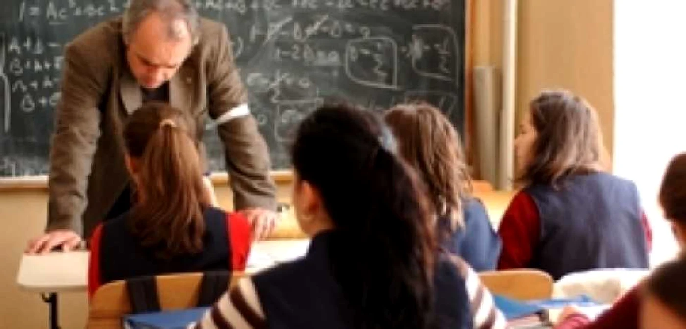 Profesorii vor purta banderole albe la ore