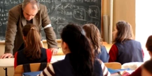 Profesorii vor purta banderole albe la ore