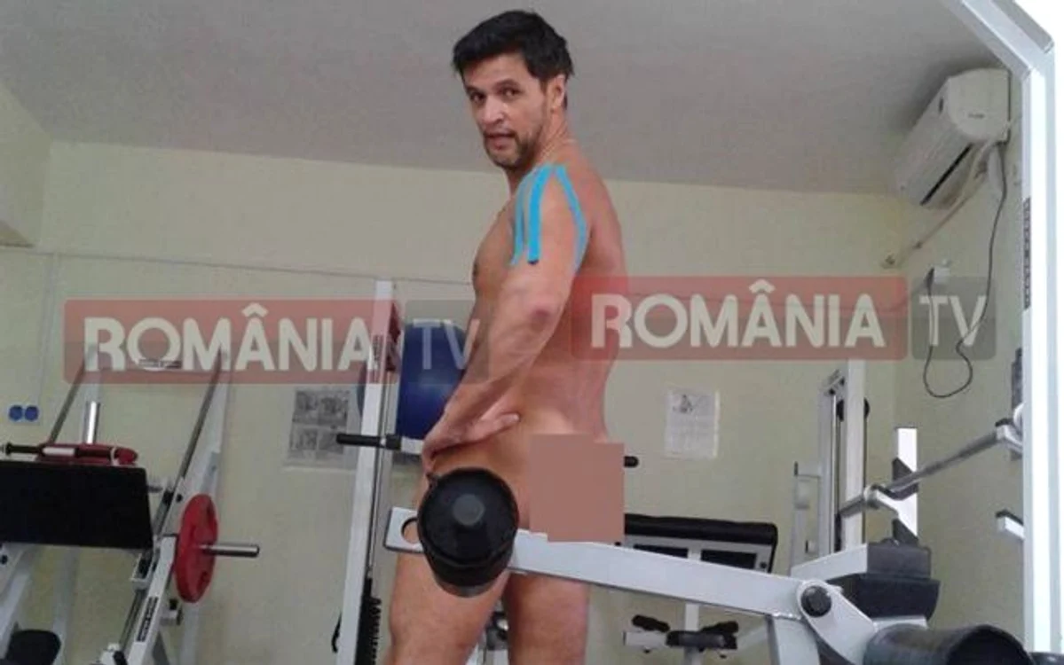 
    Comisarul Vasile Ponea s-a fotografiat gol în sala de forţă a penitenciarului VasluiFoto: România TV  