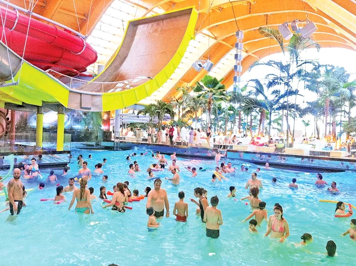 
    La Galaxy n-aveai loc  să înoţi sâmbătă la prânzFoto: Click!  