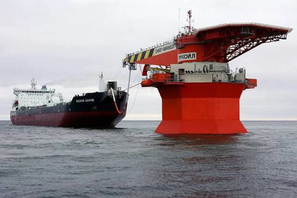 Probleme tot mai mari în industria petrolieră rusă după sancțiunile impuse de SUA: scădere a prețurilor, ezitare din partea Chinei și Indiei. Lukoil riscă să fie preluată de Rosneft